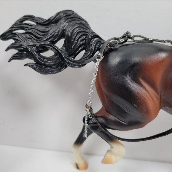 Retired Breyer Huckleberry Bey #472 Collectible Horse with Accessories - Picture 3 of 12